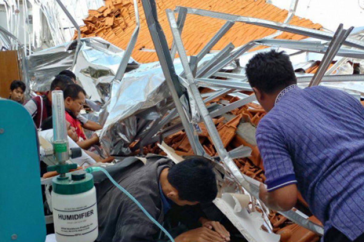 Atap Bangunan RSAL Dr Ramelan Ambruk (Video)
