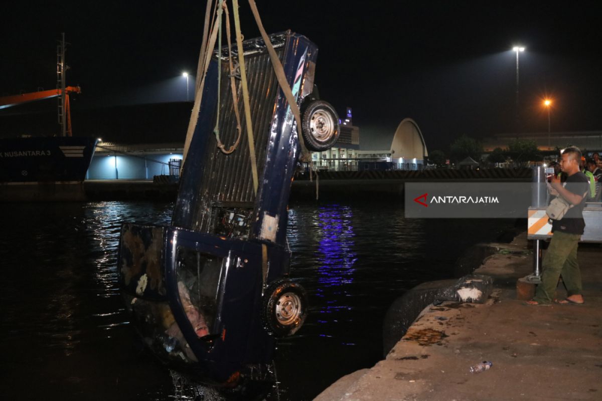 Operasional Dermaga Jamrud Kembali Normal setelah Evakuasi Mobil Tercebur (Video)