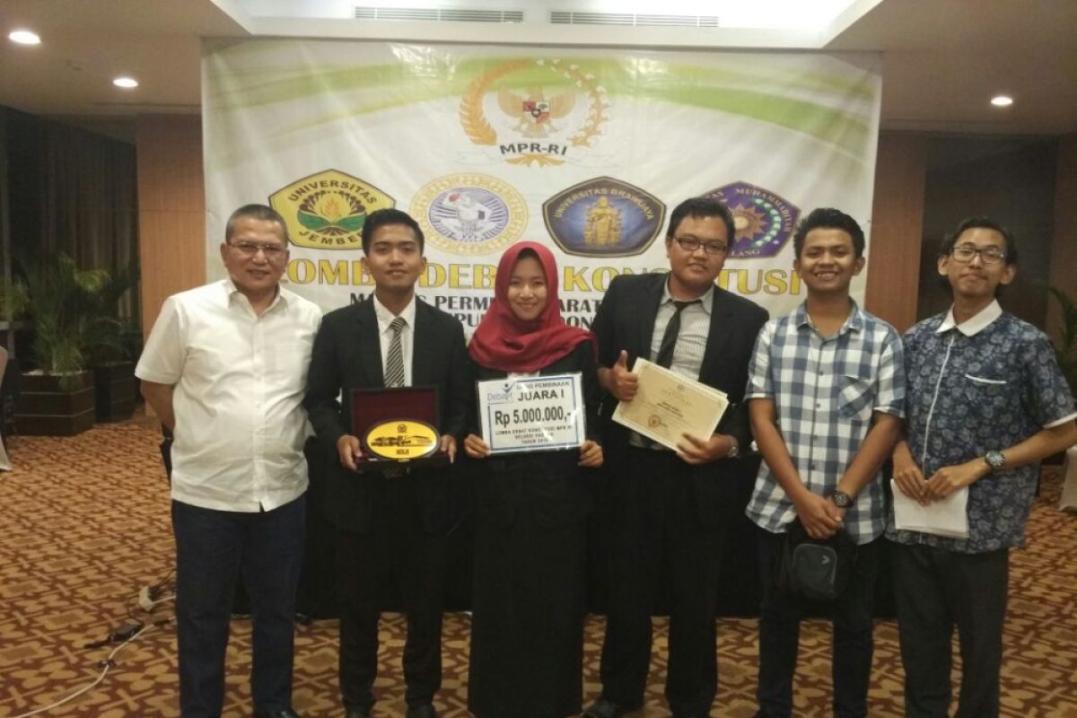 Tim FH Unej Juara Debat Konstitusi MPR Se-Jatim Melaju ke Nasional