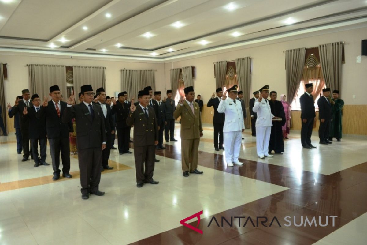 Bupati lantik sejumlah pejabat administrator dan pengawas