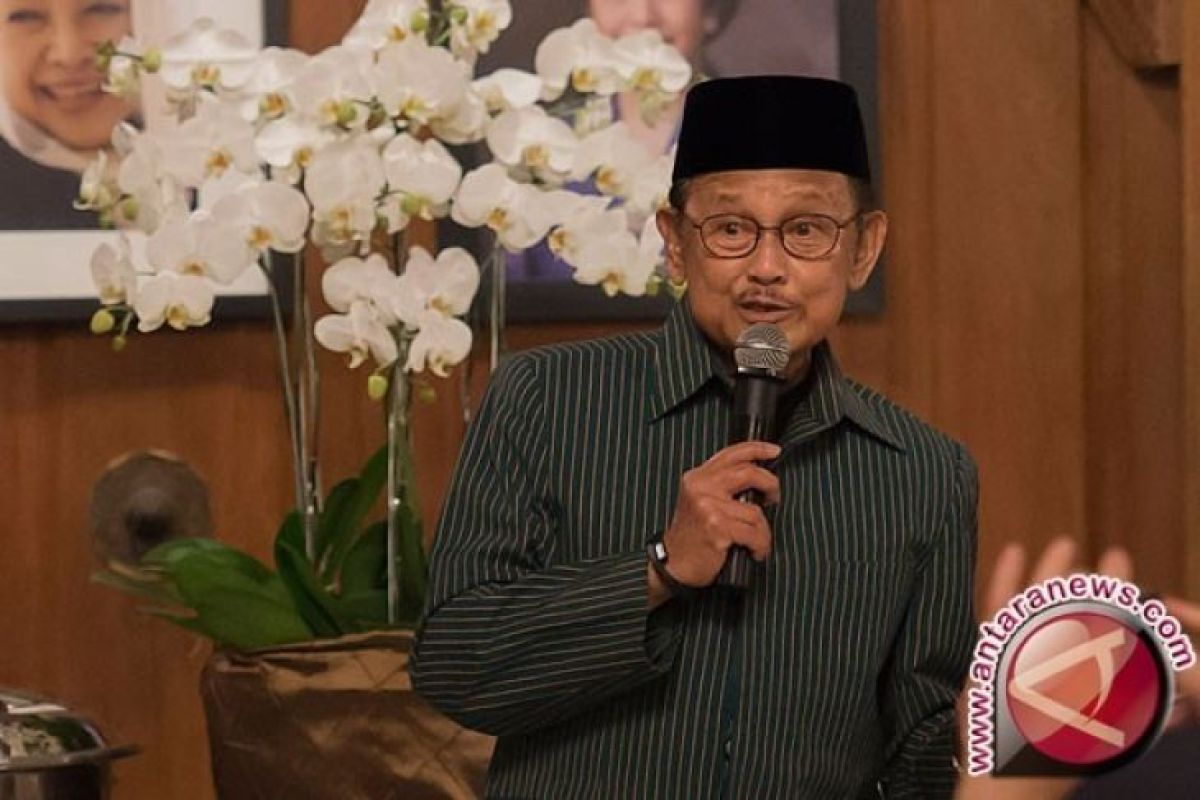 Bj Habibie jenguk SBY