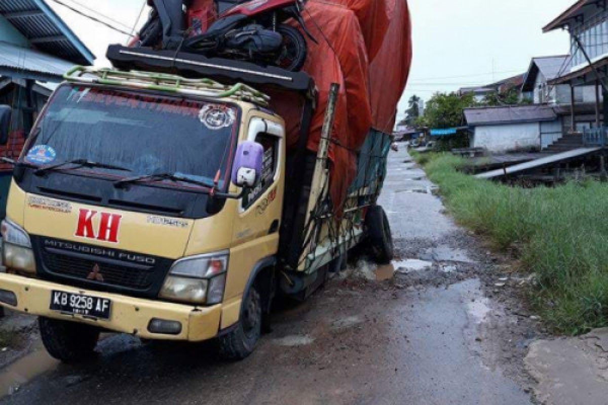 Jalan dalam Kota Putussibau rusak