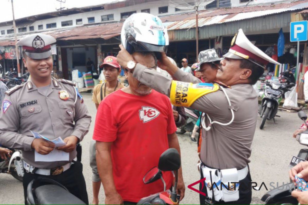 Polisi Agam beri hadiah helm SNI tukang ojek yang memiliki kelengkapan surat-surat berkendara