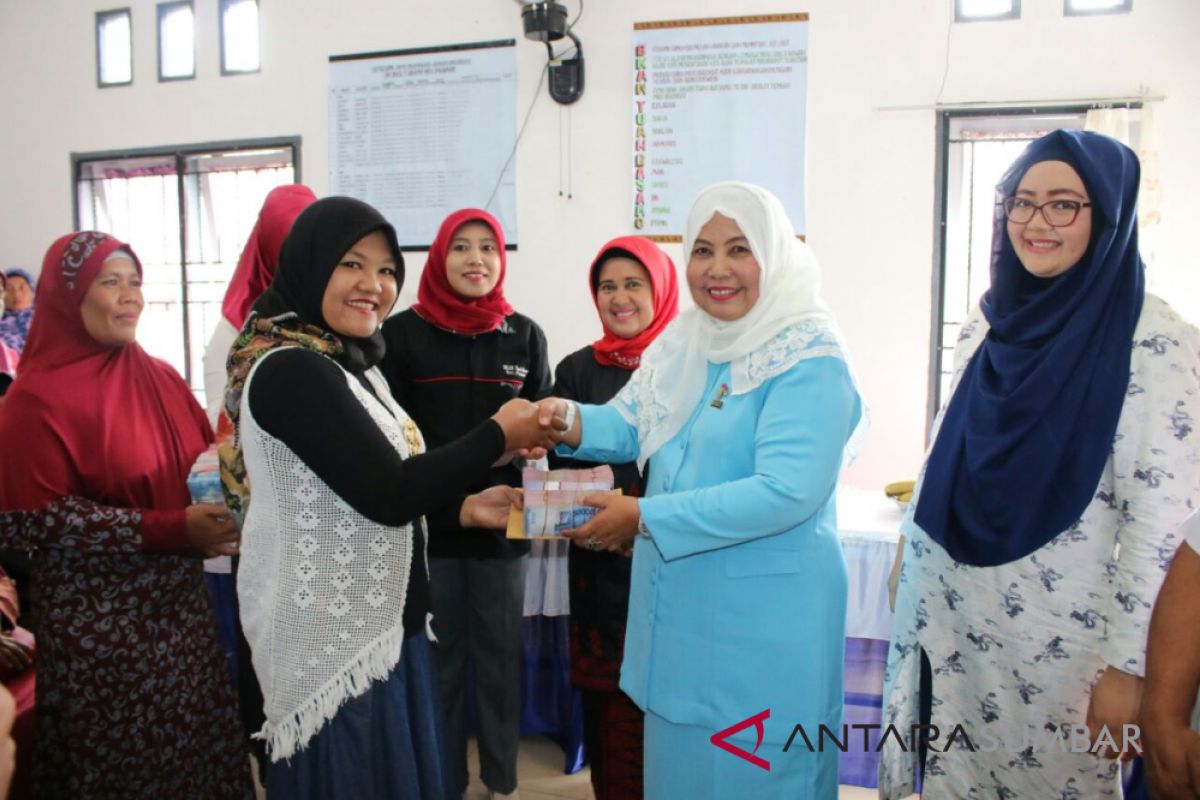 Yunisra Syahiran salurkan dana simpan pinjam perempuan Rp324 juta di Kecamatan Pasaman