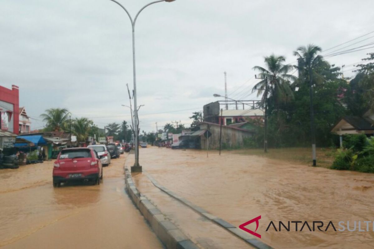 Floods submerge Trans Sulawesi highway in North Konawe