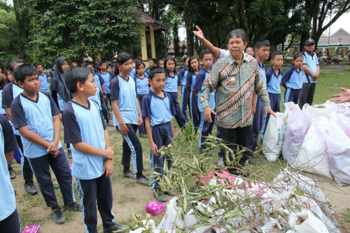 Pelajar aksi pungut sampah