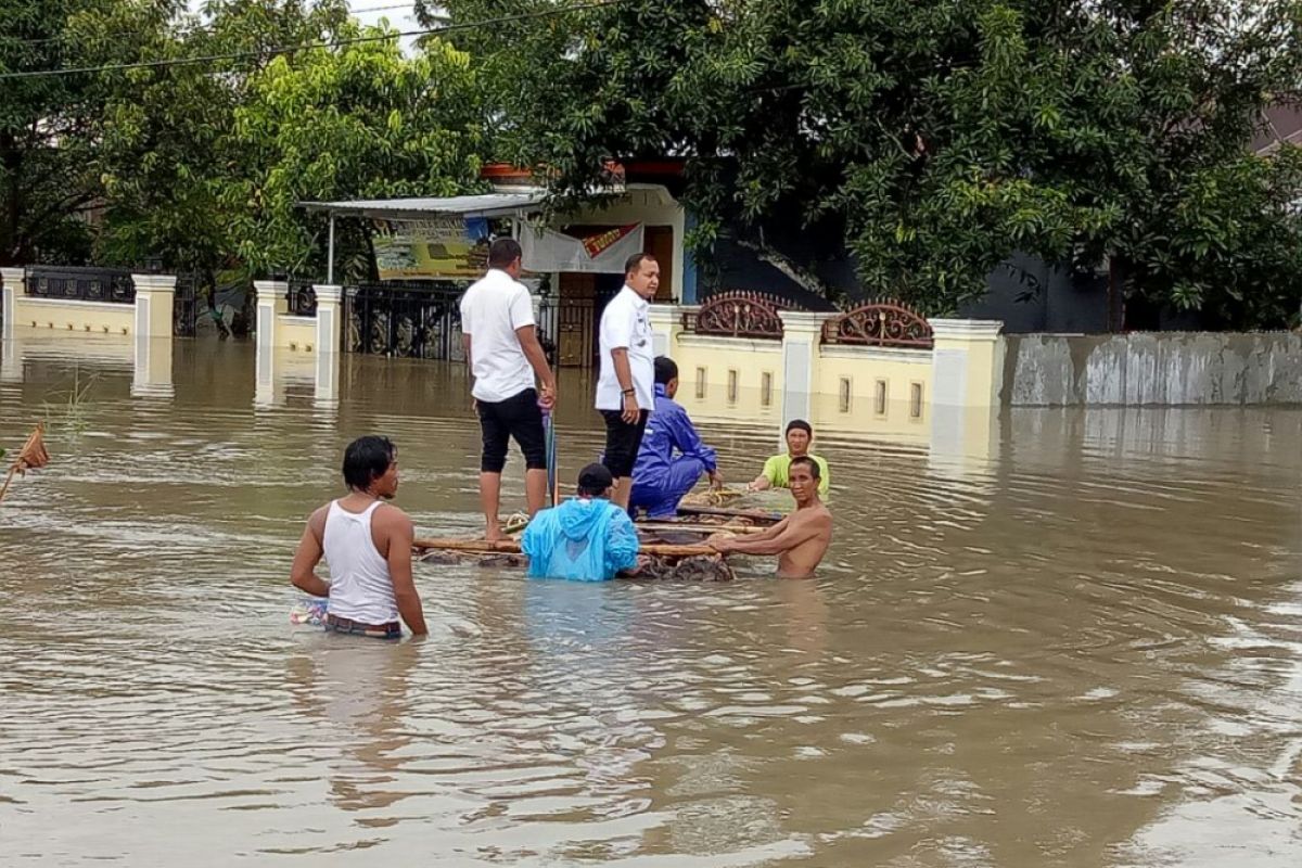 floods hit makassar, gowa in south sulawesi province