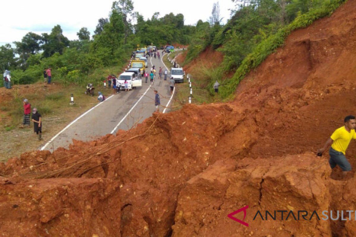 Di Kolaka Utara, longsor tewaskan pelayan rumah makan