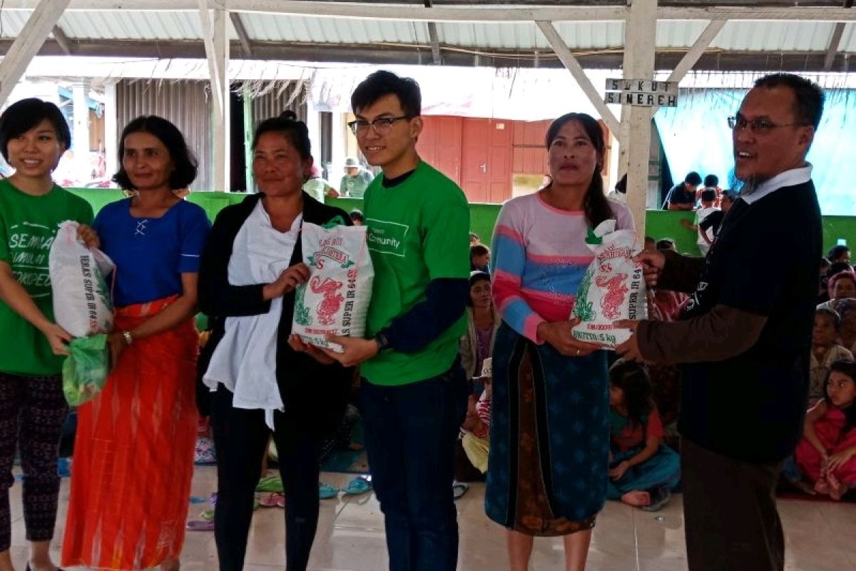 Komunitas Olshop Medan beri bantuan 500 KK di Sinabung
