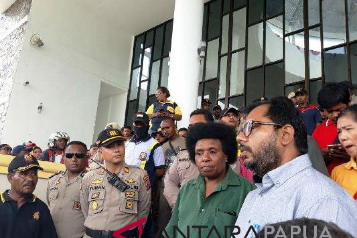 Seribuan karyawan Freeport datangi kantor bupati Mimika