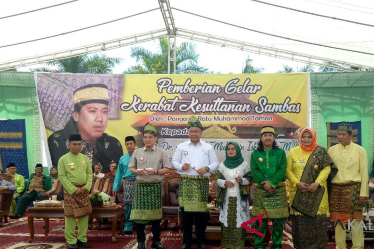 Mendes Eko - Daniel Johan terima Bintang Kekerabatan Istana Sambas