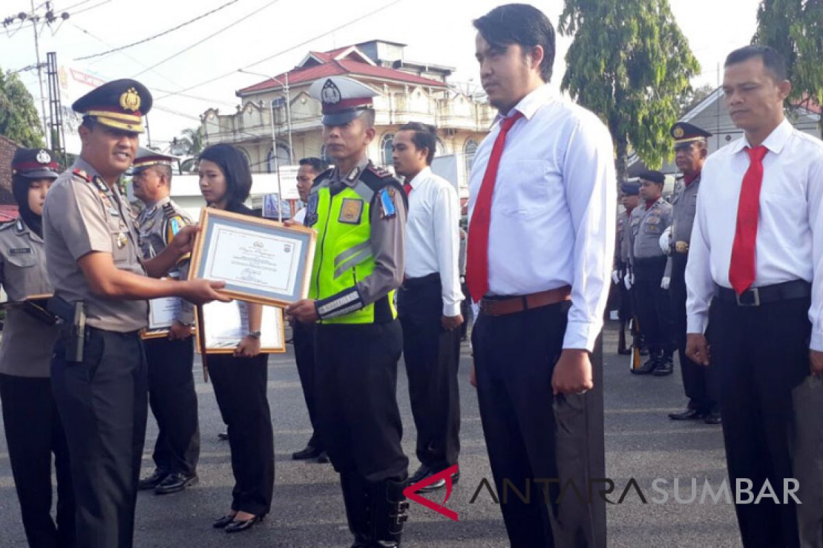 Ungkap pelaku pembunuhan Pariyatin, 10 personel Polres Solok diberi penghargaan