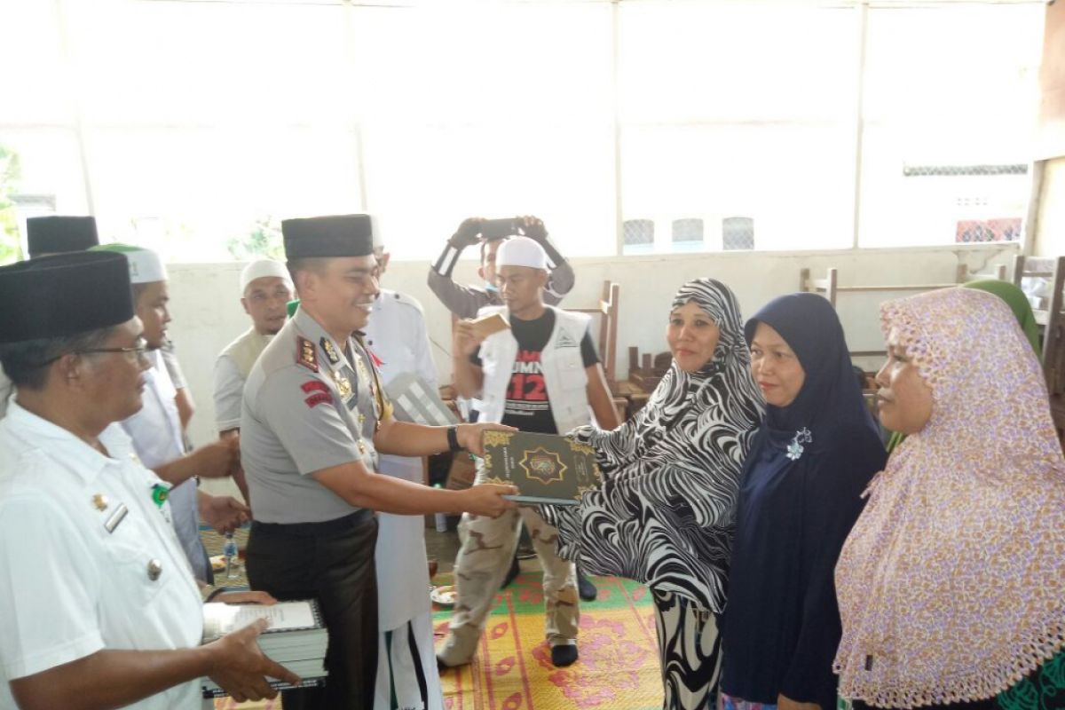 Kapolres Langkat serahkan Al-Quran