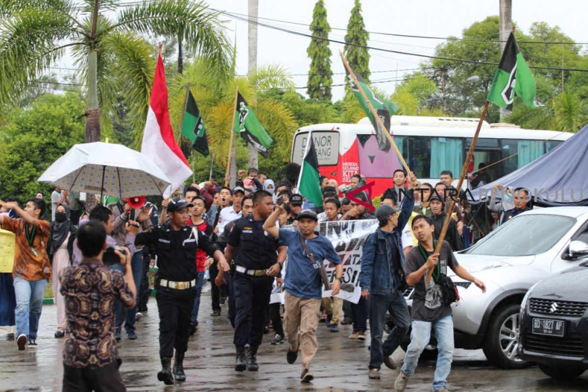 Unjuk rasa HMI di IAIN Bengkulu berujung anarkis