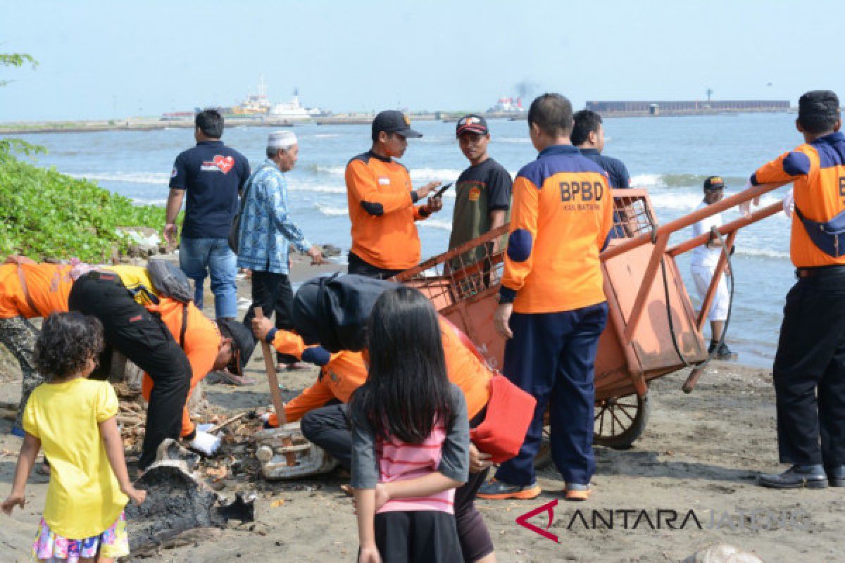 Ratusan sukarelawan bencana Batang lakukan bersih pantai