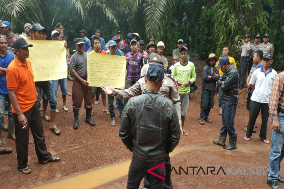 Petani Desa Tajau Pecah Unjuk Rasa