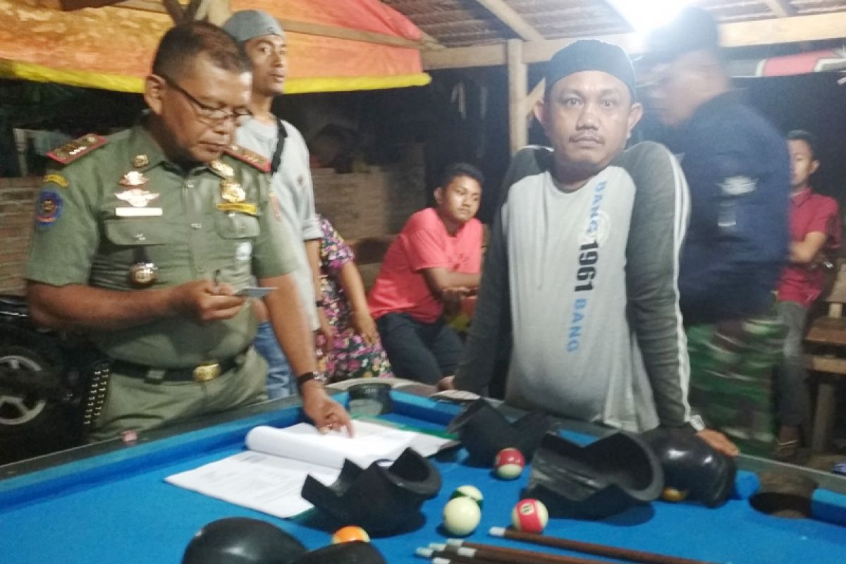 Razia semalam di Agam: mesin jackpot dan tuak diamankan