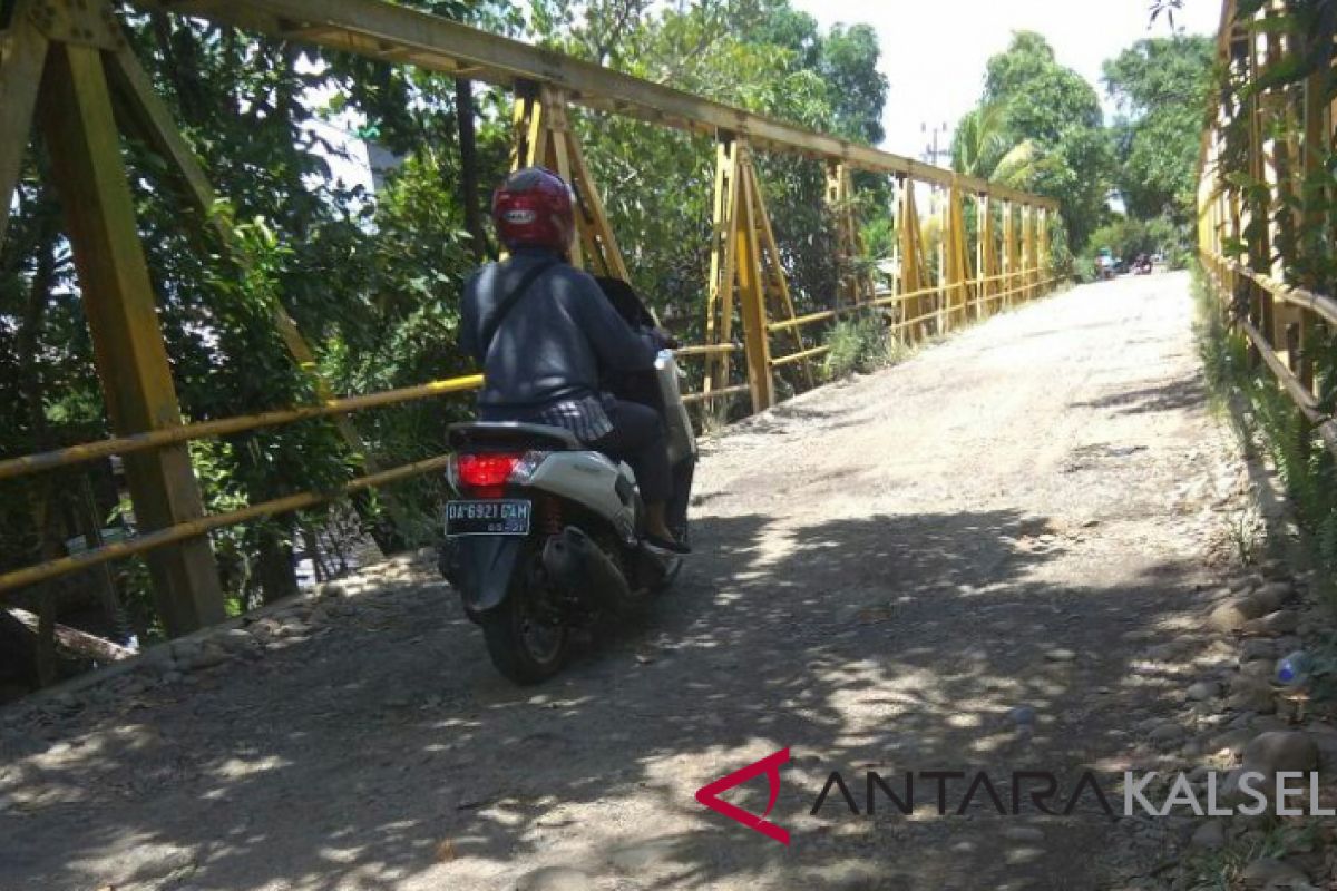 Warga Muning Tengah Keluhkan Jembatan Milik Pemprov Rusak