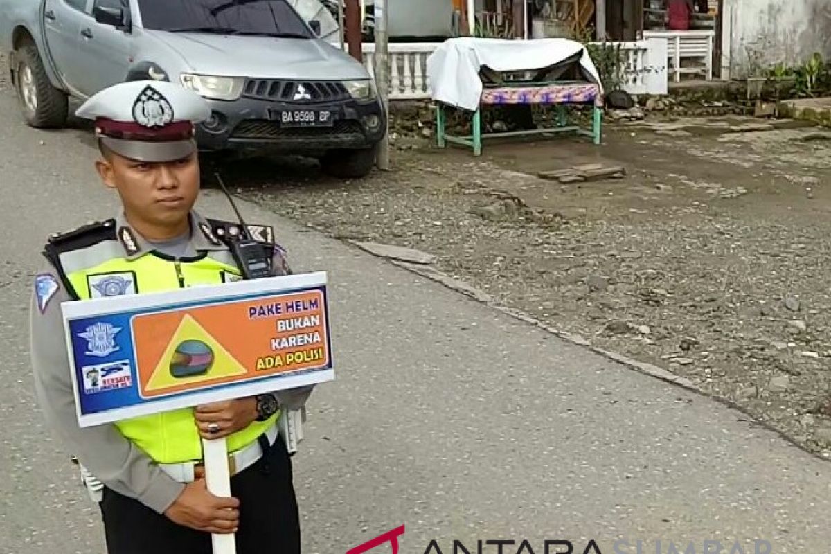 Polisi dan petugas Dinas Perhubungan Solok Selatan sosialisasikan tertib berlalu lintas