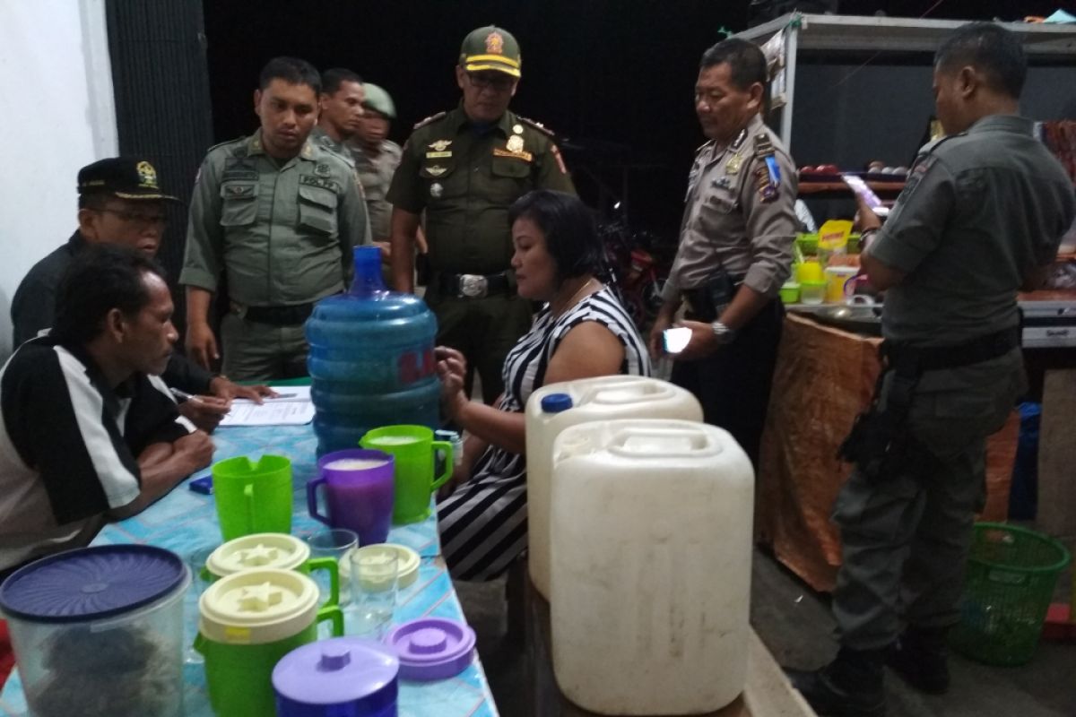 Razia pekat SKP2D Agam amankan 55 liter minuman keras dan dua mesin judi jeckpot (Video)