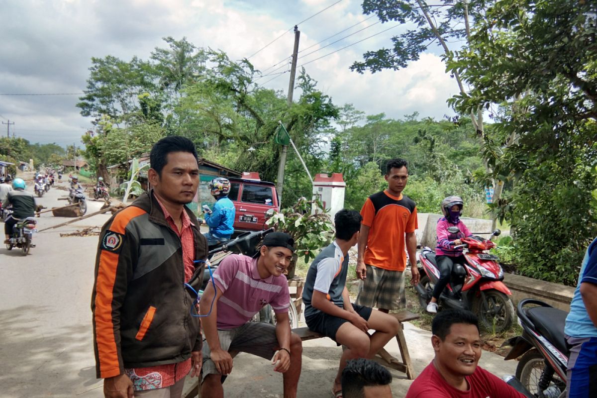Salahkan PT Waskita, warga blokade akses tol Pemalang-Batang