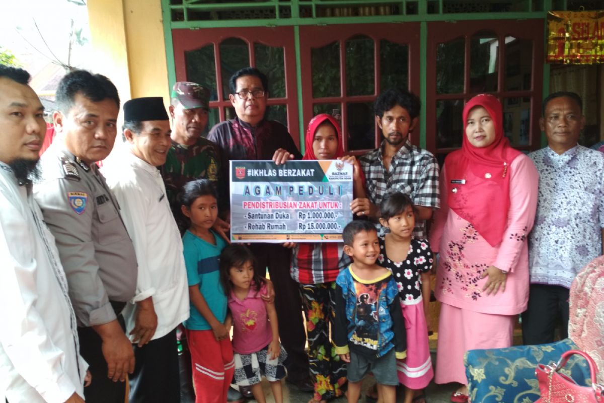 Baznas bantu Rp16 juta untuk perbaikan rumah korban tertimpa pohon di Agam