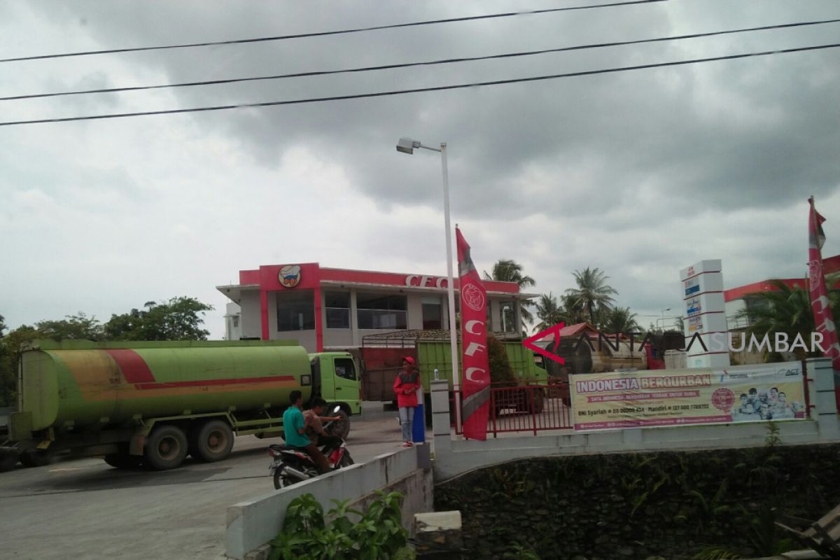 Truk masih antri menunggu solar di beberapa SPBU, lalu lintas macet