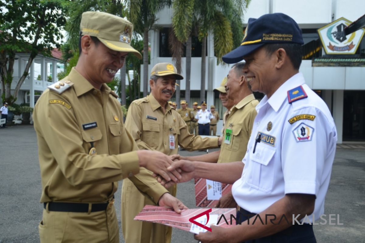 Wabup Serahkan Penghargaan Kepada Sembilan ASN