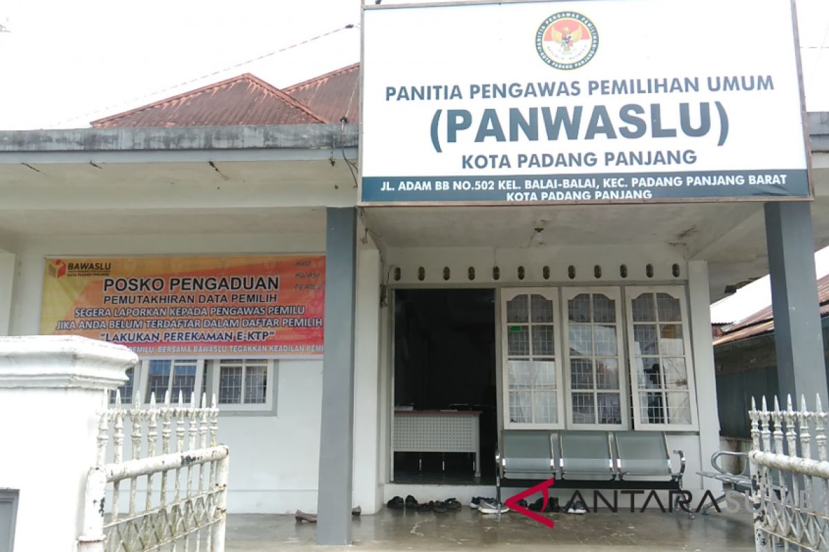 Panwaslu Padang Panjang terima satu pengaduan terkait alat peraga kampanye