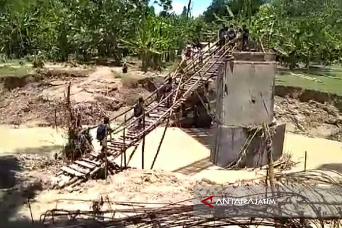 Warga di Jawik Bojonegoro Manfaatkan Jembatan Darurat (Video)