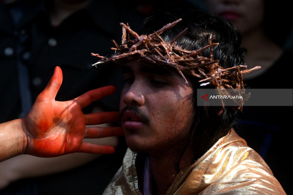 Surabaya Youngsters Perform Cross Street Drama on Easter Day