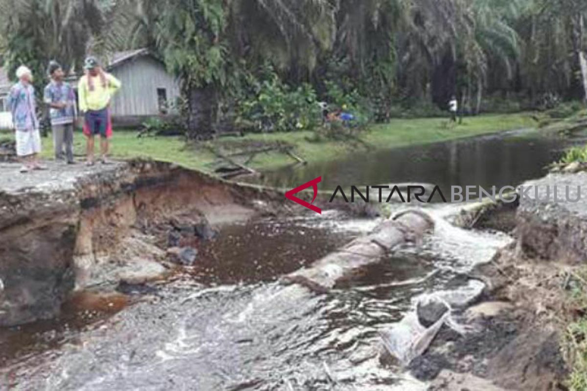 DPUPR Mukomuko bangun jalan putus akibat banjir