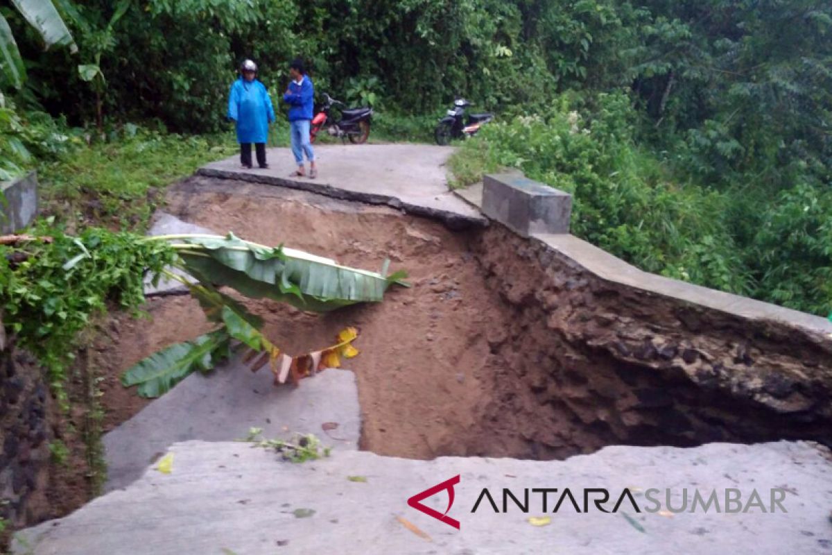 Material longsor di Agam telah dibersihkan