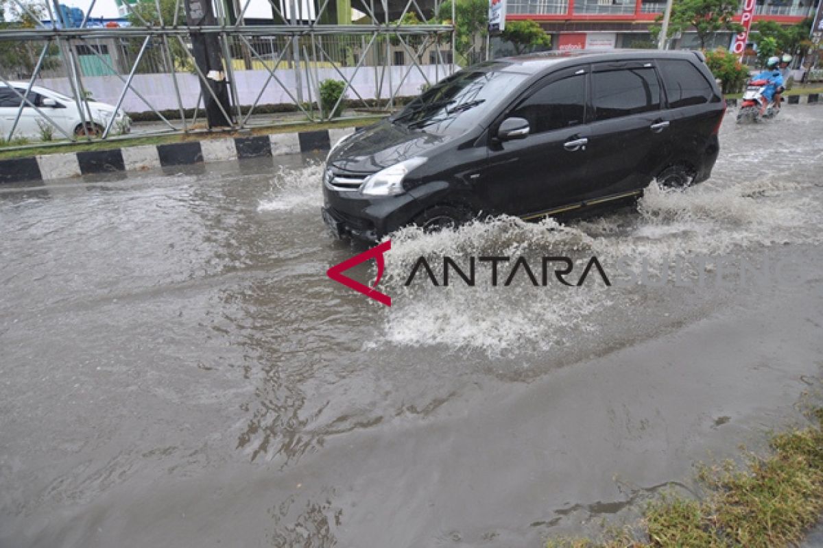 Kota Palu diguyur hujan deras, sebagian jalan tergenang