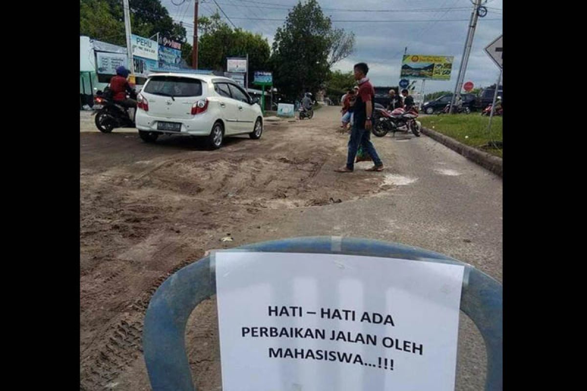 Tak kunjung diperbaiki, mahasiswa swadaya perbaiki jalan rusak