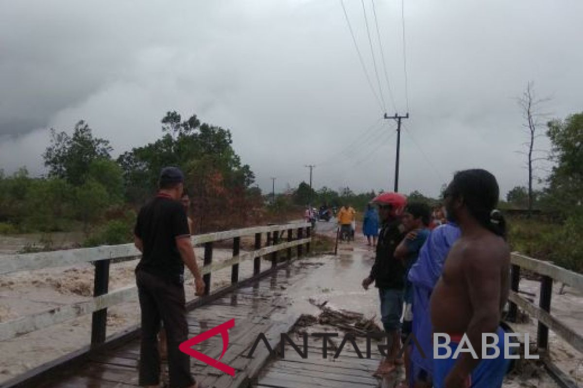 Dua jembatan di Bangka rusak akibat banjir