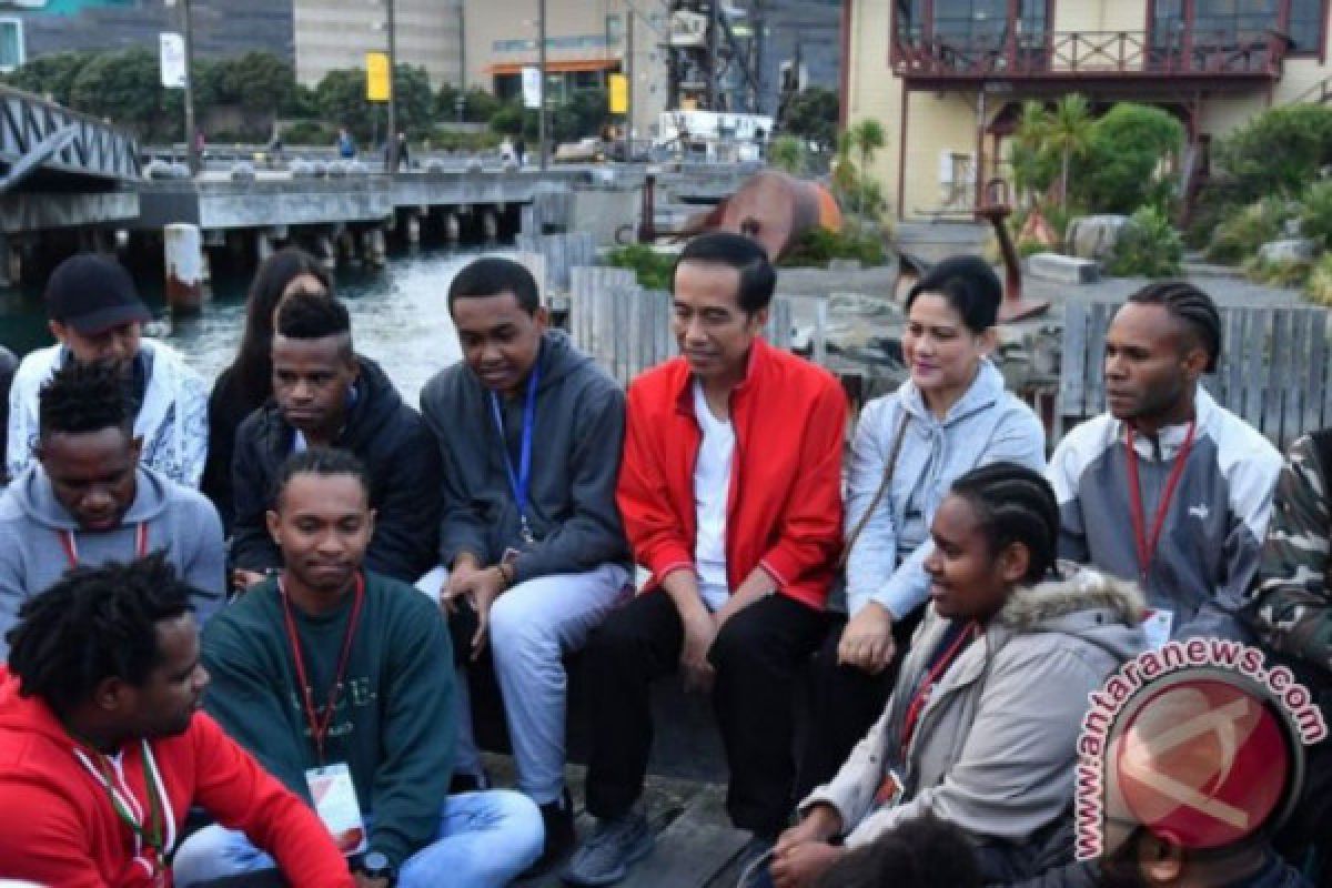 Presiden Jokowi mengobrol dengan pelajar Indonesia di Wellington