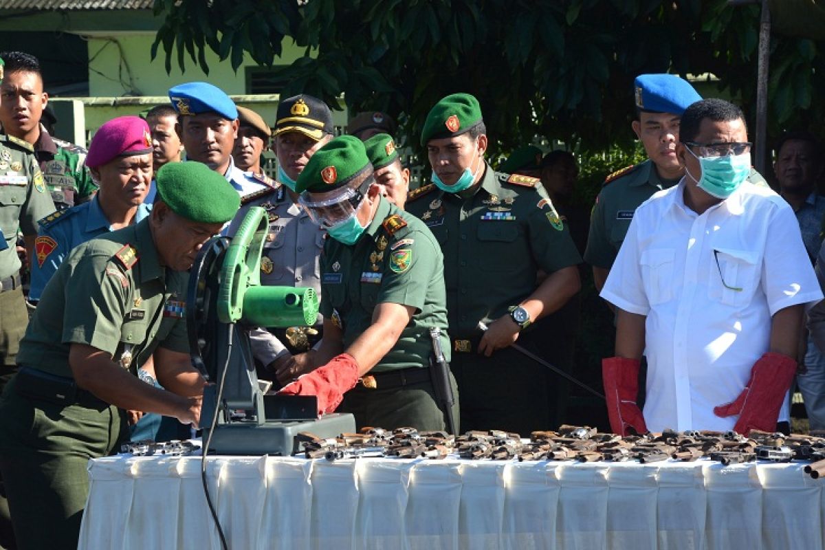 193 senpi rakitan dimusnahkan di Lampung