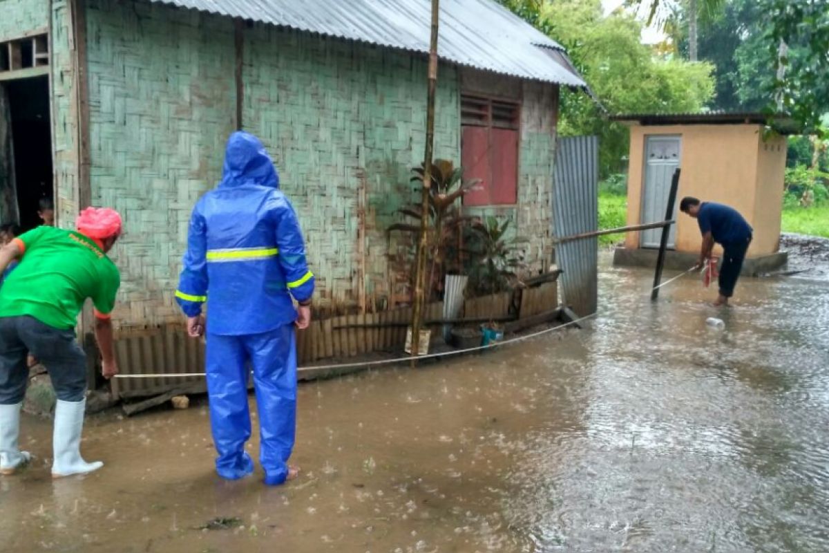 Karang Taruna-Ika UG Bedah Rumah Warga Miskin