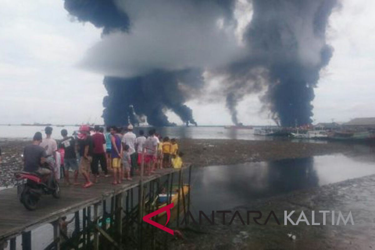 Petugas SAR cari korban kebakaran tumpahan minyak di Balikpapan