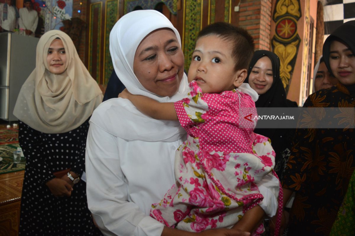 Khofifah Perjuangkan Akta Kelahiran Anak Yatim Piatu