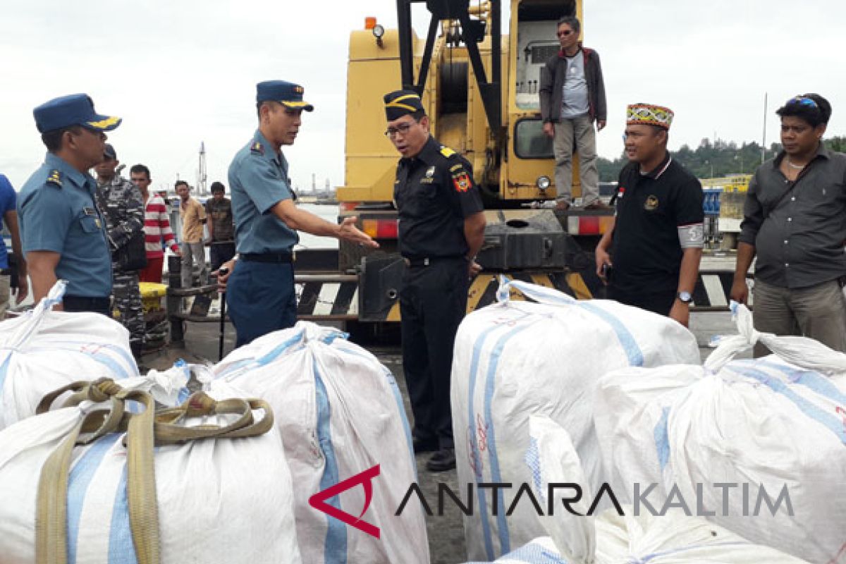 Lanal Balikpapan tangkap kapal penyelundup pakaian bekas