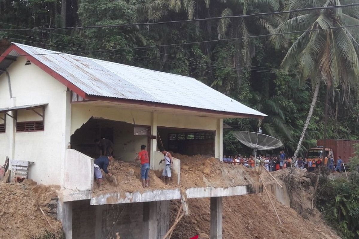 Akibat hujan, satu warung tertimbun longsor