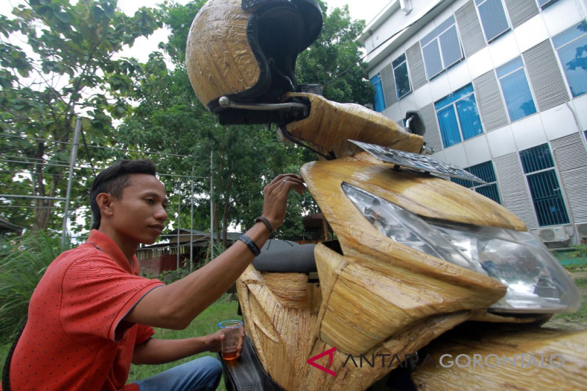 Mahasiswa Gorontalo Ciptakan Stiker Motor Eceng Gondok