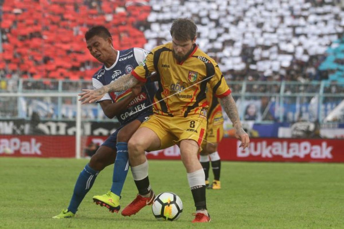 Sempat tertinggal dua gol, Mitra Kukar tahan imbang Arema