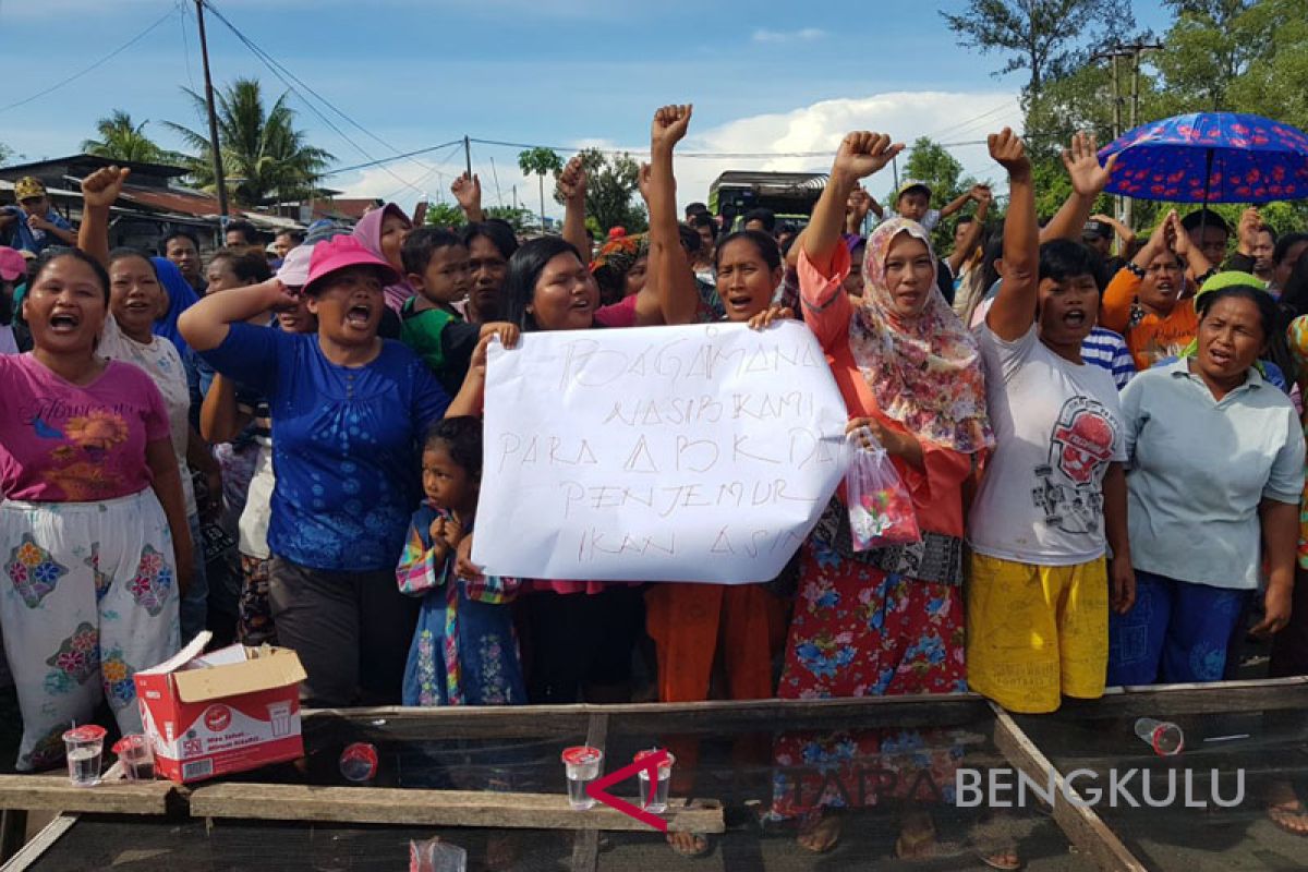 Nelayan Bengkulu berunjukrasa minta pengesahan trawl