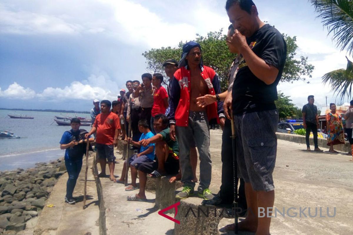Polisi bersiaga di permukiman nelayan Malabero