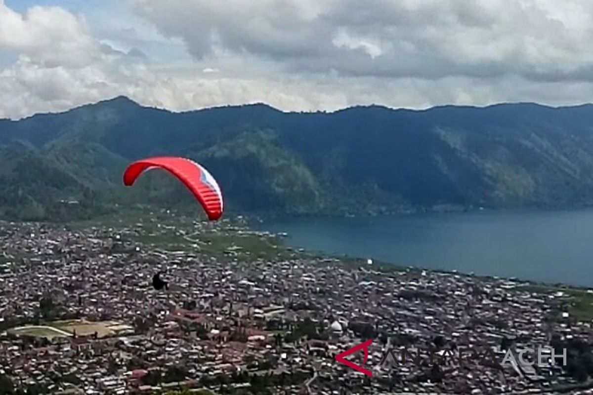 Paralayang meriahkan HUT Kota Takengon