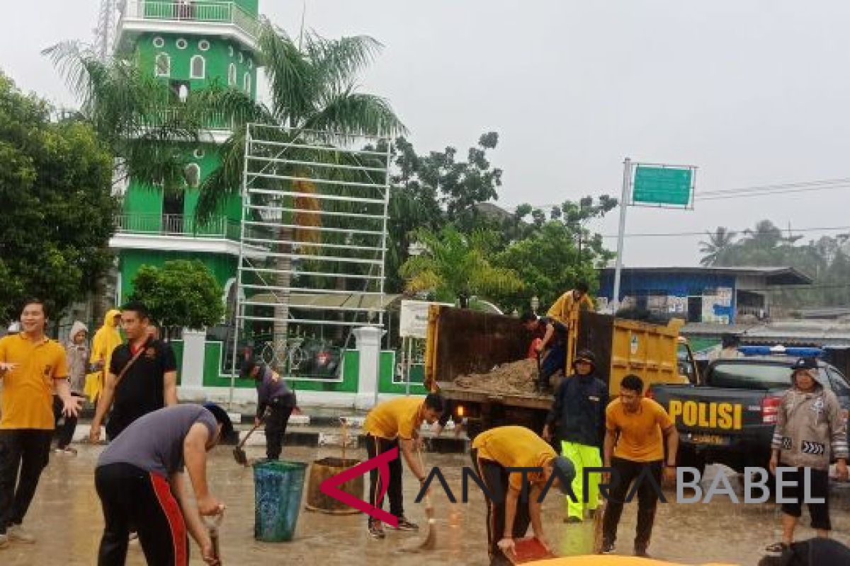 Polisi bersihkan pasir pascabanjir di Muntok