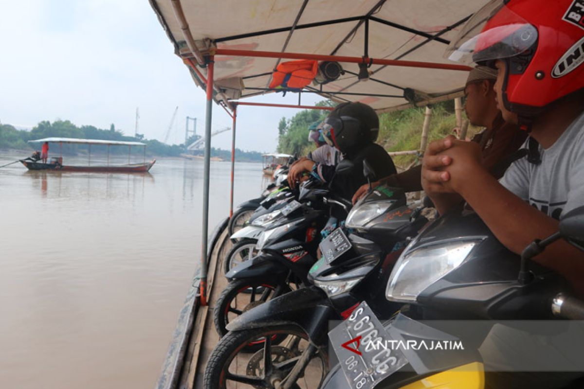 Penambang Perahu Bengawan Solo di Bojonegoro Terancam Menganggur (Video)